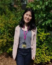 Elizabeth Li professional headshot against an outside greenery background